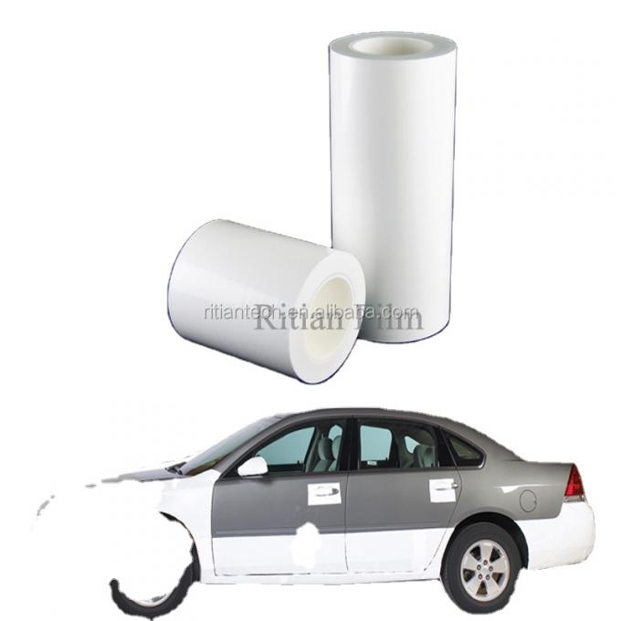 قرب من فيلم واقي على سطح السيارة